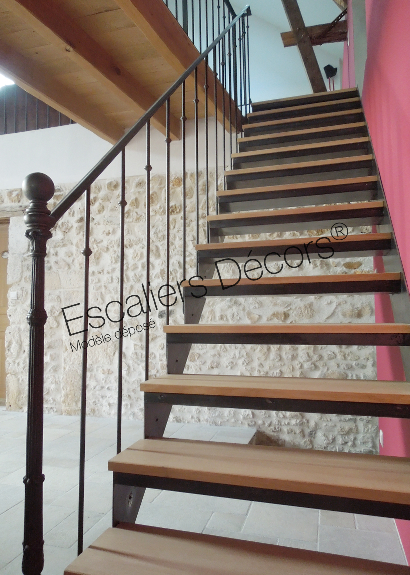 Photo DT102 - ESCA'DROIT® Bistrot sans contremarche. Escalier intérieur droit en métal et bois pour une décoration rétro et un intérieur de caractère. Vue 2